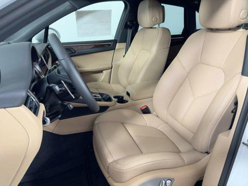 Carrara White Metallic 2026 Porsche Macan Macan