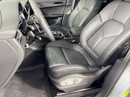 Dolomite Silver Metallic 2026 Porsche Macan Macan