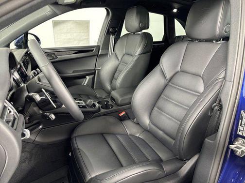 Gentian Blue Metallic 2025 Porsche Macan Macan