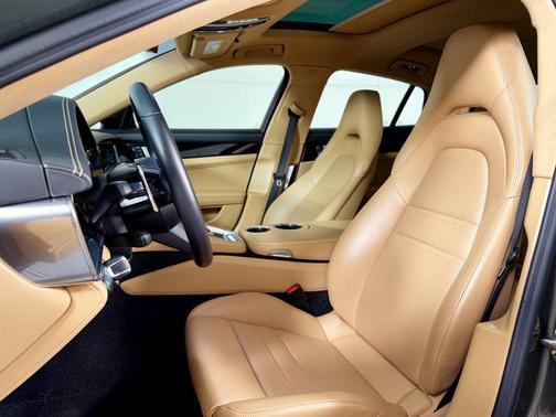 Aventurine Green Metallic 2023 Porsche Panamera 4S