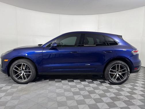 Gentian Blue Metallic 2026 Porsche Macan Macan