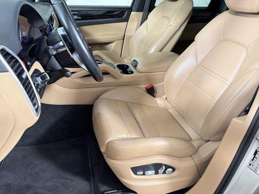 Cashmere Beige Metallic 2021 Porsche Cayenne Cayenne