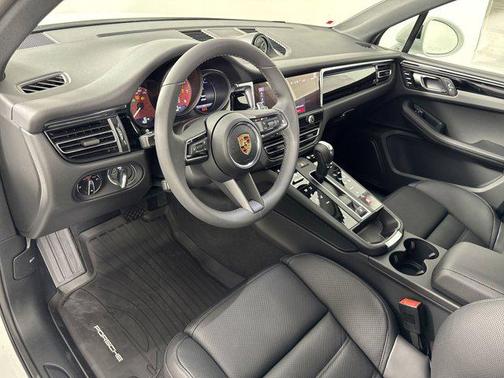 2025 Porsche Macan AWD