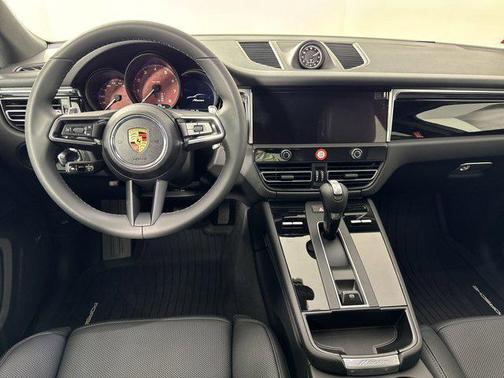 2025 Porsche Macan AWD