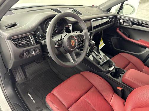 2025 Porsche Macan AWD