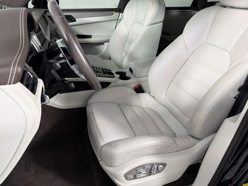 Jet Black Metallic 2021 Porsche Macan Macan Turbo