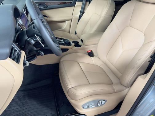 Dolomite Silver Metallic 2026 Porsche Macan Macan
