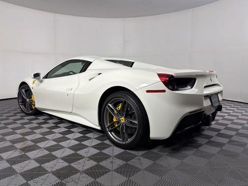 Bianco Avus 2017 Ferrari 488 Spider Base