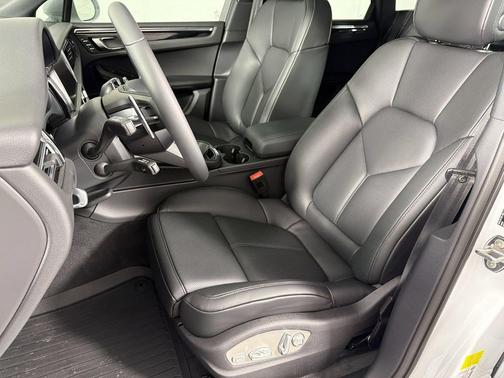 Carrara White Metallic 2026 Porsche Macan Macan