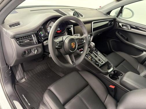 Carrara White Metallic 2026 Porsche Macan Macan