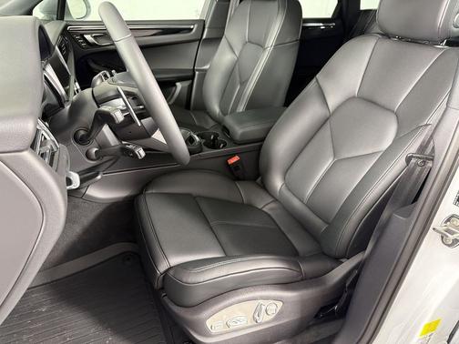 Carrara White Metallic 2026 Porsche Macan Macan
