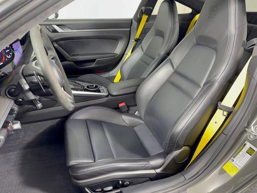Aventurine Green Metallic 2020 Porsche 911 Carrera 4S
