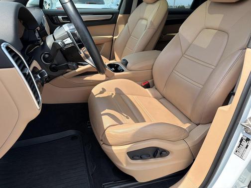 Carrara White Metallic 2022 Porsche Cayenne Platinum Edition