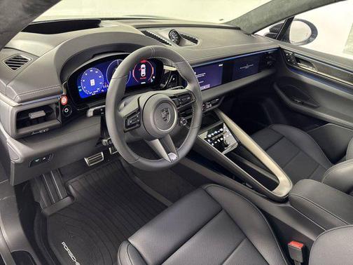 2025 Porsche Macan Turbo