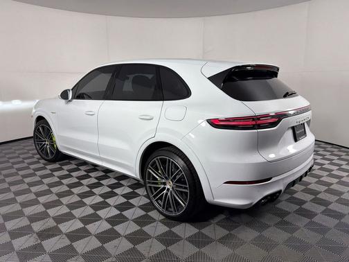 Carrara White Metallic 2022 Porsche Cayenne Cayenne Turbo S E-Hybrid