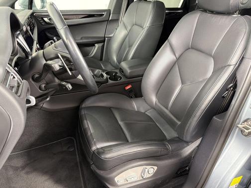 Dolomite Silver Metallic 2023 Porsche Macan Macan