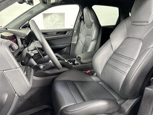 2025 Porsche Cayenne GTS