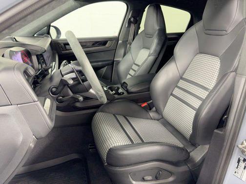 2025 Porsche Cayenne GTS