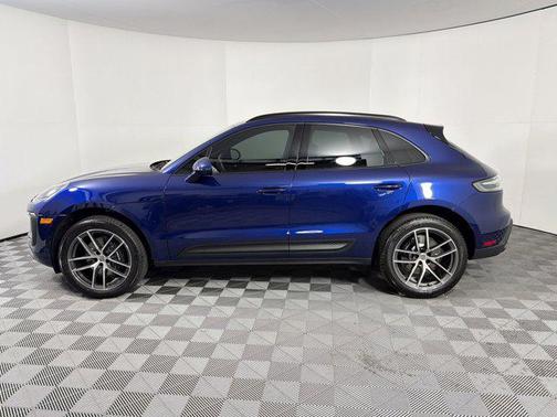 Gentian Blue Metallic 2026 Porsche Macan Macan