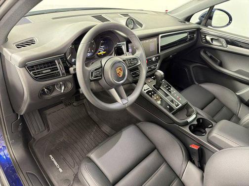 Gentian Blue Metallic 2026 Porsche Macan Macan