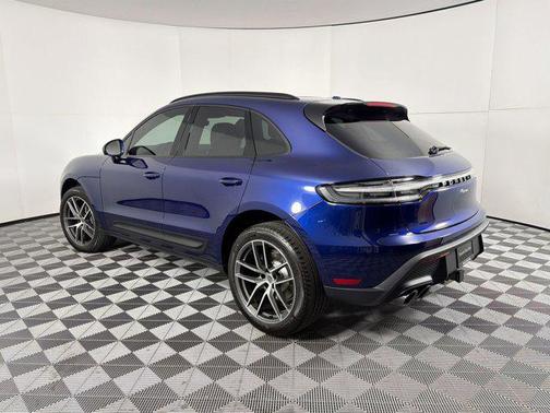 Gentian Blue Metallic 2026 Porsche Macan Macan
