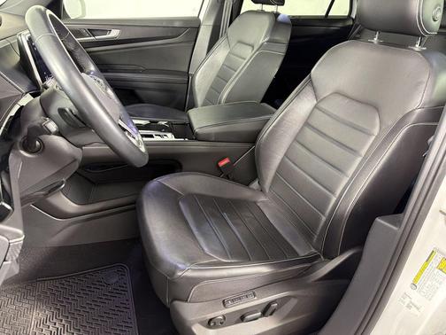 Opal White Pearl 2024 Volkswagen Atlas Cross Sport 2.0T SEL