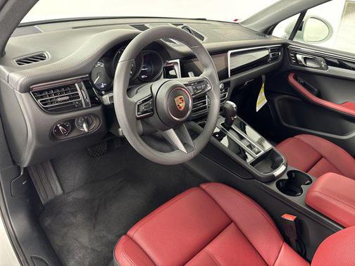 2025 Porsche Macan AWD