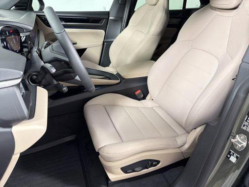 Aventurine Green Metallic 2026 Porsche Macan Macan Electric