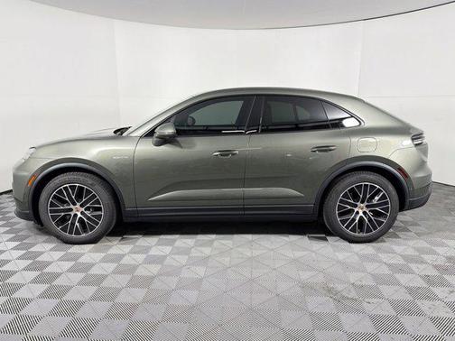 Aventurine Green Metallic 2026 Porsche Macan Macan Electric