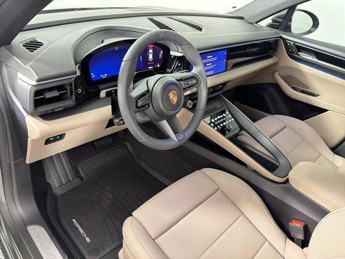 Aventurine Green Metallic 2026 Porsche Macan Macan Electric