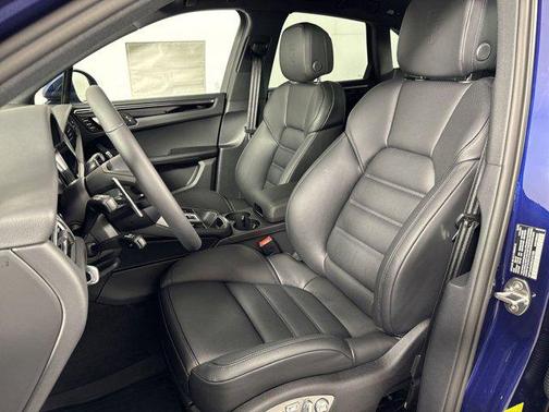 Gentian Blue Metallic 2025 Porsche Macan Macan