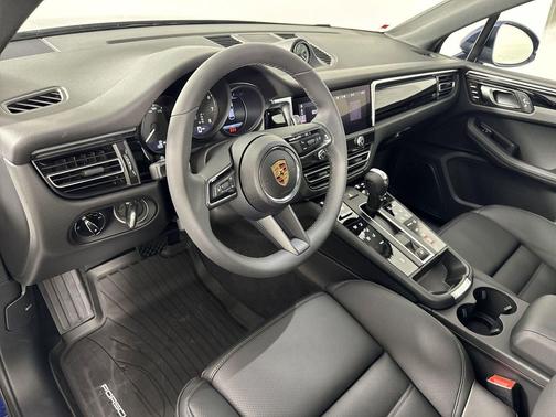 Gentian Blue Metallic 2025 Porsche Macan Macan