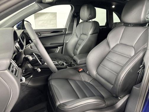Gentian Blue Metallic 2025 Porsche Macan Macan