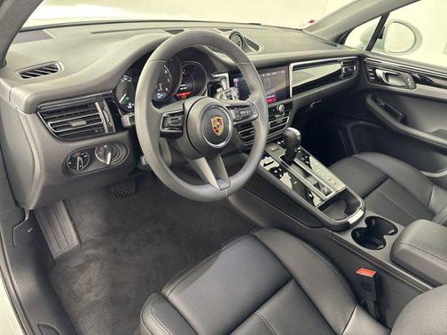 2025 Porsche Macan AWD