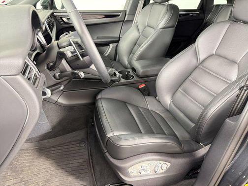 Volcano Grey Metallic 2026 Porsche Macan Macan