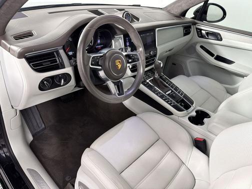 Jet Black Metallic 2021 Porsche Macan Macan Turbo
