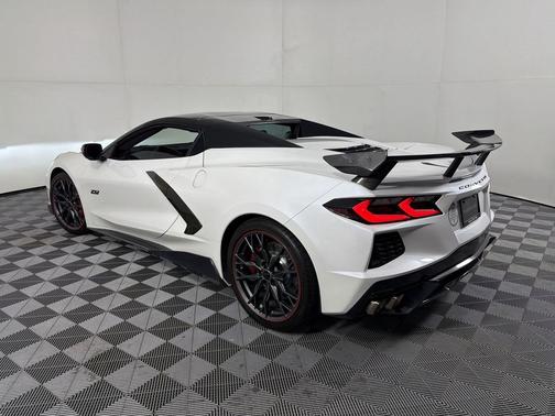 White Pearl Metallic Tricoat 2023 Chevrolet Corvette Stingray w/3LT