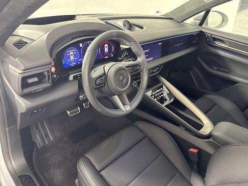 2025 Porsche Macan Turbo