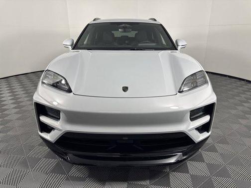 2025 Porsche Macan Turbo