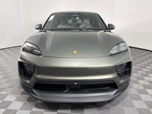 Aventurine Green Metallic 2026 Porsche Macan Macan Electric