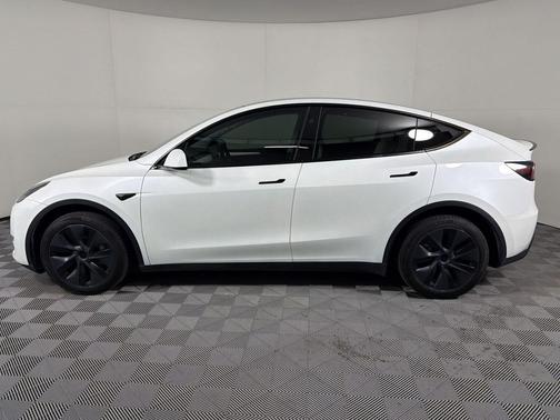 Pearl White Multi-Coat 2024 Tesla Model Y Long Range Dual Motor All-Wheel Drive