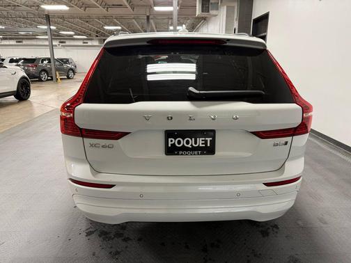 Crystal White Metallic 2022 Volvo XC60 B5 Momentum