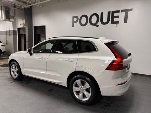 Crystal White Metallic 2022 Volvo XC60 B5 Momentum