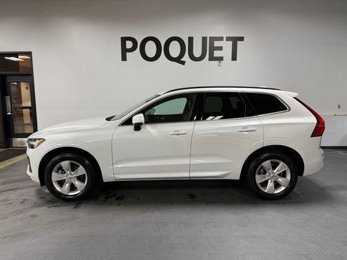 Crystal White Metallic 2022 Volvo XC60 B5 Momentum