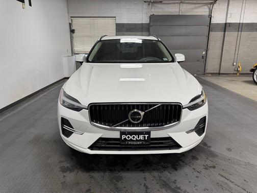 Crystal White Metallic 2022 Volvo XC60 B5 Momentum