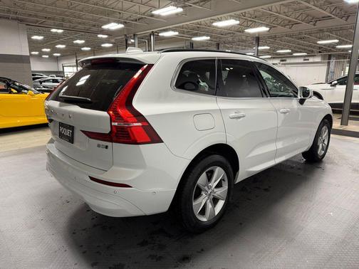 Crystal White Metallic 2022 Volvo XC60 B5 Momentum