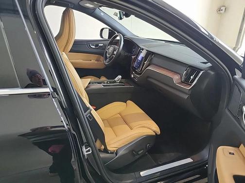2023 Volvo XC60 B6 Ultimate Bright Theme