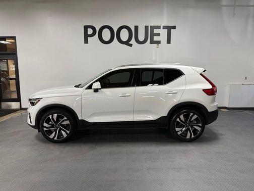 Crystal White Metallic 2023 Volvo XC40 B5 Plus Bright Theme