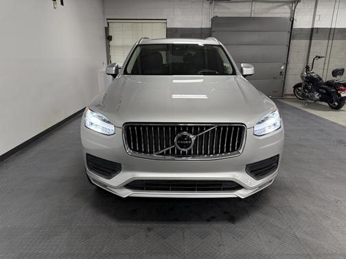 2022 Volvo XC90 T6 Momentum