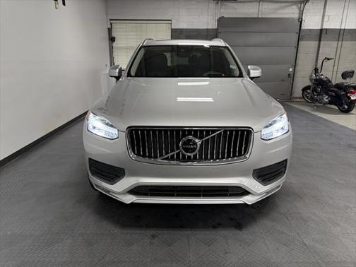 2022 Volvo XC90 T6 Momentum